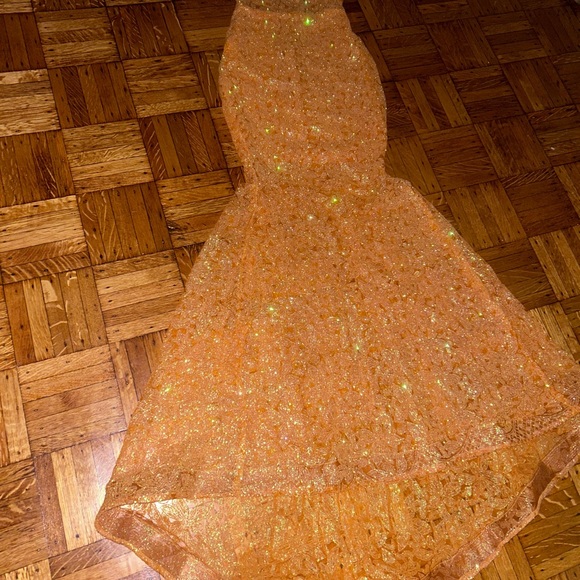 Custom made dress designed by Ghanaian celebrity designer Mimmy Yeboah. - Picture 4 of 5